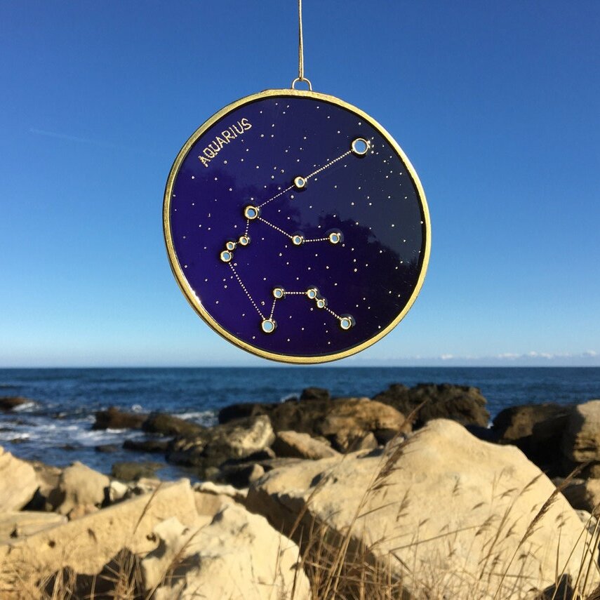 Стъклопис Водолей. ♒️ Рисунка върху стъкло. Предназначена за прозорец. Оцветява слънчевите лъчи в топли багри. Подарък за рожден ден от милиарт.