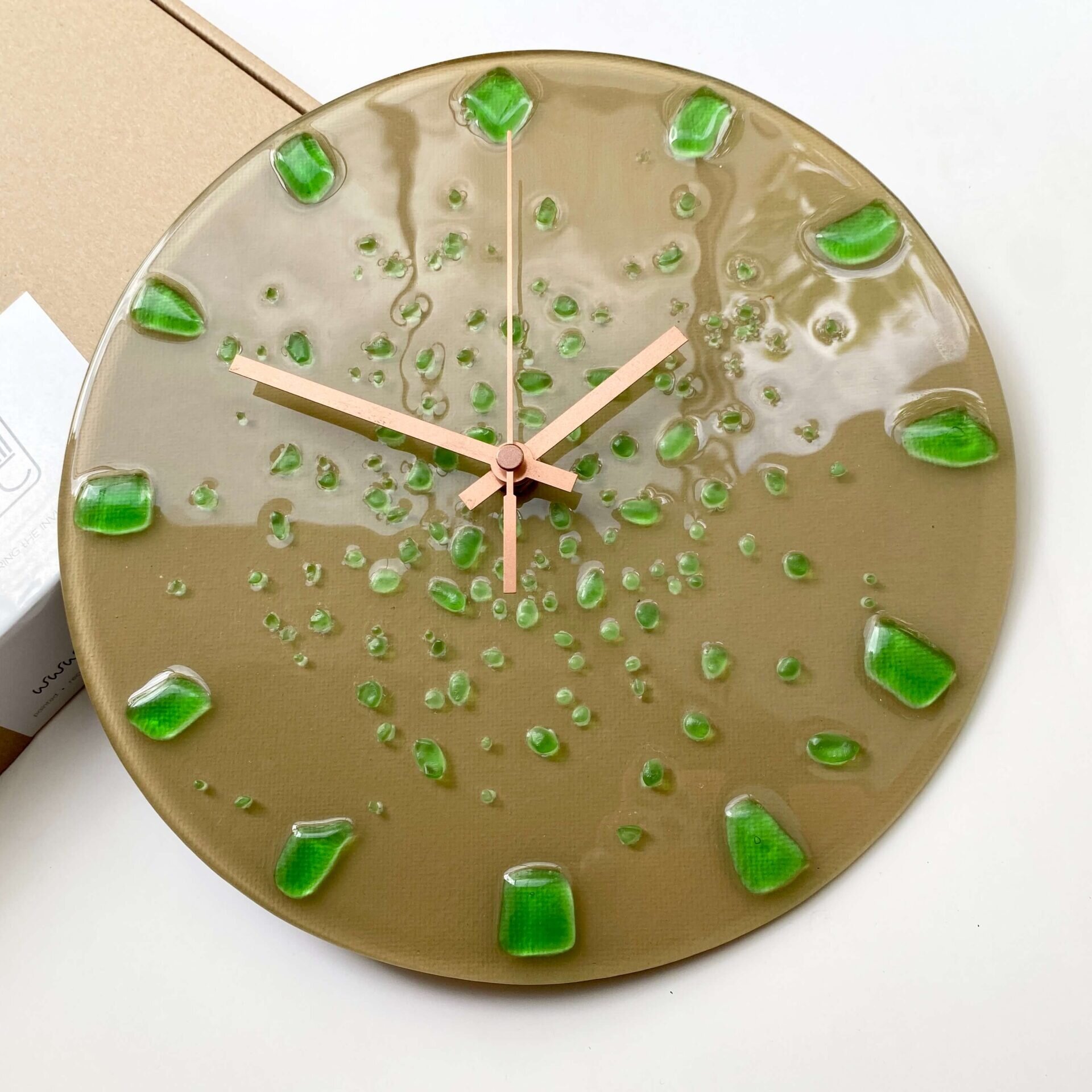 Стенен часовник от топено стъкло в тъмно бежаво на milliart, който ще внесе елегантност и стил с присъствие във вашият дом. Уникален часовник за стена.