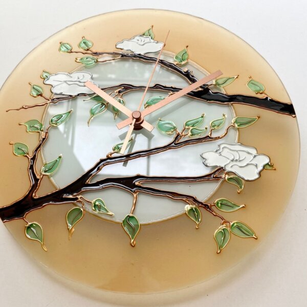 Часовник Златиста Сакура изобразява черешови клонки в японски мотив, двустранна рисунка на стъкло. Оригинален стенен часовник, ръчна изработка от milliart.